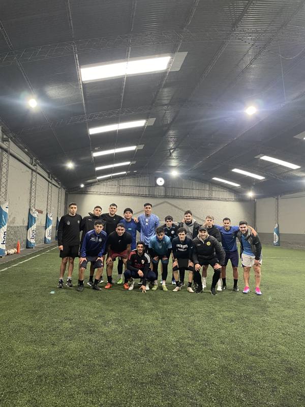 Entrenamiento grupal de fútbol en Peak Performance