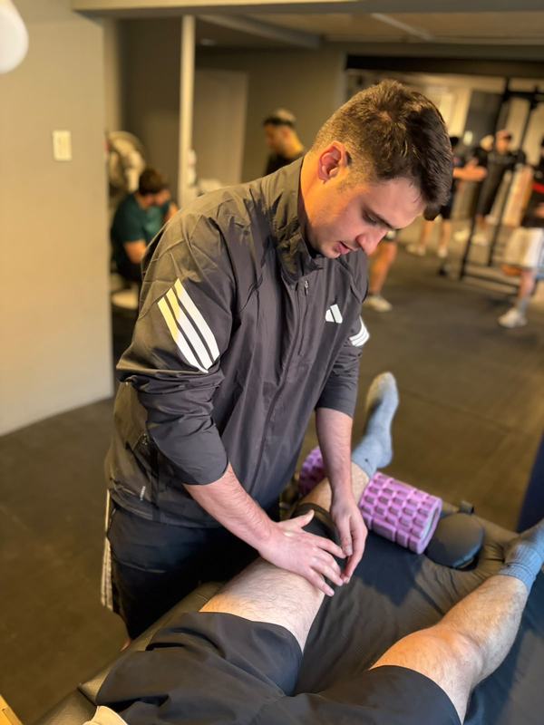 Kinesiólogo trabajando en la recuperación de un deportista en Peak Performance