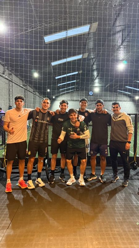 Equipo de Peak Performance festejando en la cancha